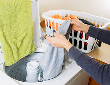 Чем отмыть мазут с одежды: с задачей справится даже маргарин