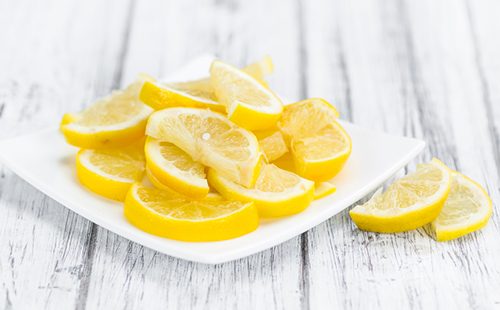 Ломтики свежего лимона