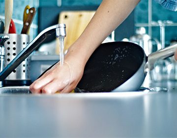 Чем быстро почистить сковороду в домашних условиях: способы для ленивых и варианты, которые спасут даже «убитую» посуду