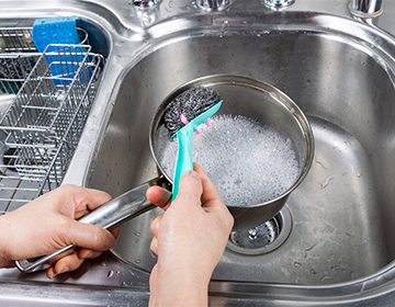 Чем почистить посуду из нержавеющей стали: бюджетные рецепты от нагара, накипи и для «зеркального» эффекта