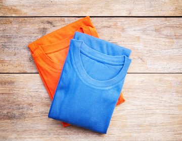 Как правильно и быстро складывать футболку: способы компактного хранения без дополнительной глажки