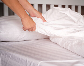 Как часто менять постельное белье дома, и почему это важно для здоровья взрослых и детей
