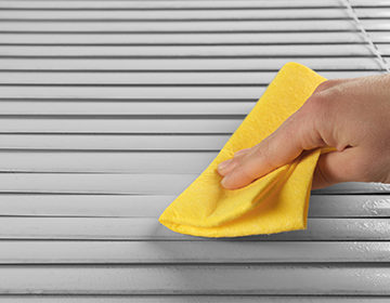 Чем помыть жалюзи в домашних условиях: сухие и влажные способы для разных материалов