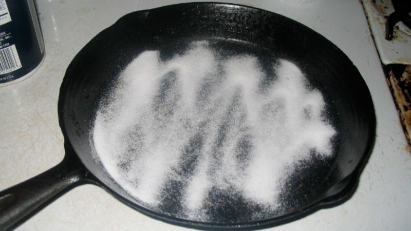 Соль на сковороде