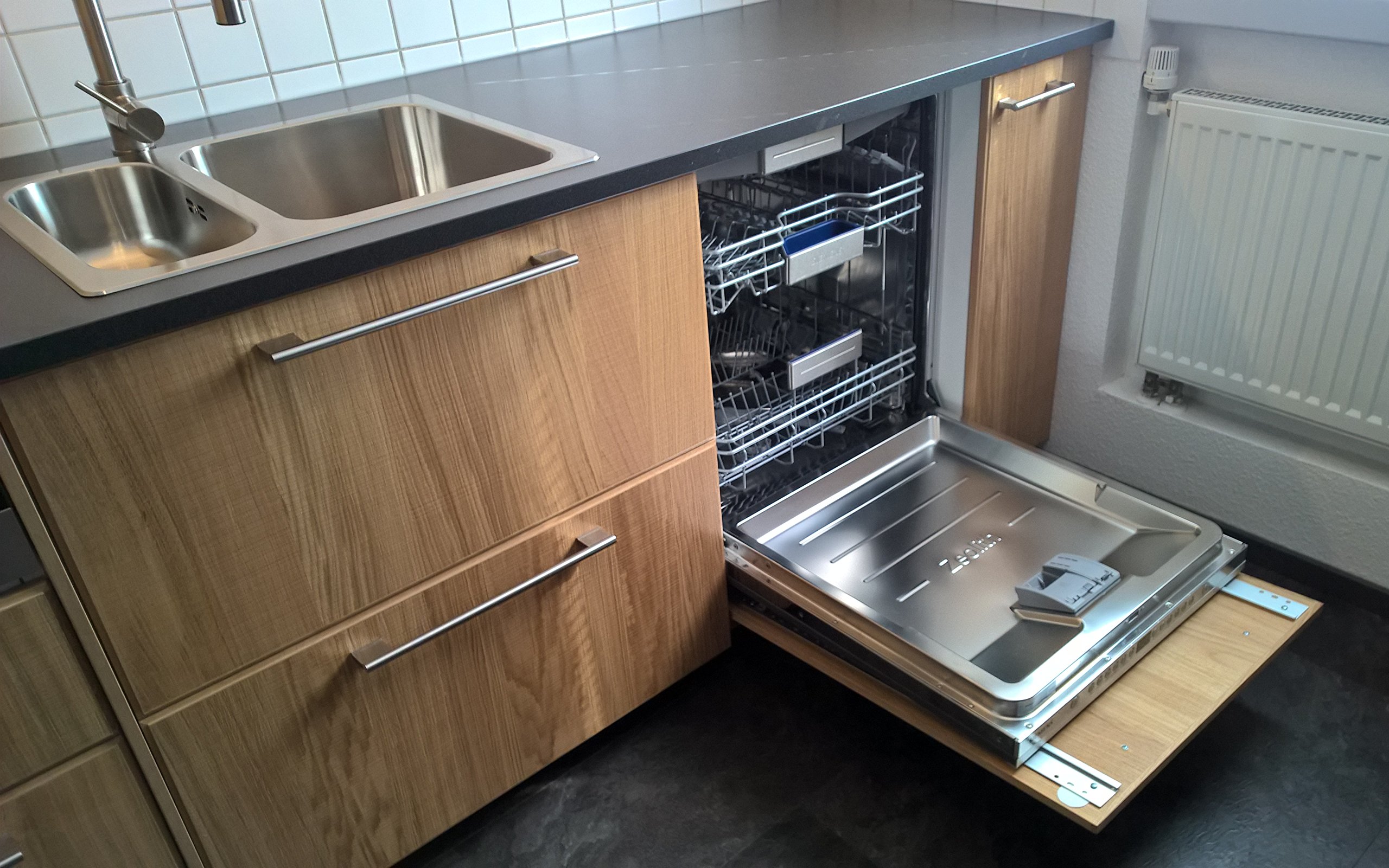 Лучшие посудомоечные машины 2024. Посудомойка 45 встраивается в шкаф 60. Встроенная посудомойка 45 фасад для посудомойки. Икеа посудомоечная машина встраиваемая 45. Посудомойка 45 см встраиваемая под варочную панель.